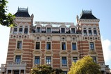 <div class=lightGallery-captions><p>Nuestros edificios emblemáticos</p><p>En 1924, Mutua Universal trasladó su sede social a un edificio emblemático ubicado en la Calle Balmes 17-19 de Barcelona. Construido entre 1894 y 1896 por el arquitecto Francisco de Paula Villar Carmona para la compañía francesa Gas Lebon, este edificio de estilo ecléctico con influencias nórdicas destaca por su monumentalidad y valor patrimonial, estando registrado en el Catálogo de Patrimonio Arquitectónico de la ciudad. Gas Lebon fue responsable de instalar en 1841 la primera red de alumbrado de gas en España</p><h4>Material cedido por 010 - MUTUA UNIVERSAL</h4><span>1924</span></div>