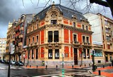 <div class=lightGallery-captions><p>Nuestros edificios emblemáticos</p><p>La sede de Mutua Universal en Bilbao se encuentra en la calle Elcano 7. El edificio, de estilo ecléctico con influencias francesas “Beaux Arts”, fue construido en 1900 por el arquitecto bilbaíno Severino Achúcarro por encargo de Juan Luis Ybarra. De tres plantas y una destacada mansarda, combina piedra y ladrillo en su fachada y utiliza un sistema de muros de carga. Es una obra modesta en volumen pero de gran valor arquitectónico, representativa de la arquitectura bilbaína de finales del siglo XIX y principios del XX.</p><h4>Material cedido por 010 - MUTUA UNIVERSAL</h4><span></span></div>