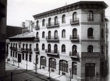 <div class=lightGallery-captions><p>Fachada de las instalaciones de la mutua en 1943. Este edificio fue recuperado y ahora es la Sede Social de la Entidad.</p><p>Edificios de los años 40 donde se ubicaron las instalaciones ampliando las oficinas e incorporando la parte de hospitalización con medios propios. Ya en 1917 instala en su edificio de la calle San Miguel una sala de curas, rayos X, una sala de operaciones y habitación de hospitalización.</p><h4>Material cedido por 011 - MAZ</h4><span>1943</span></div>