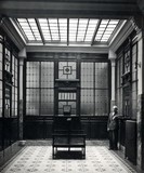 <div class=lightGallery-captions><p>Vestibulo de las instalaciones de Sancho y Gil. Desde su fundación la Mutua irá adaptando sus instalaciones y servicios a las necesidades de sus clientes. Desde su primera ubicación en el Paseo de la Independencia hasta llegar a la emblemática sede de la calle Sancho y Gil ha pasado en menos de tres décadas por varios inmuebles. Estos se irán acondicionando para la asistencia y beneficio de un creciente número de asegurados.</p><p></p><h4>Material cedido por 011 - MAZ</h4><span>1913</span></div>