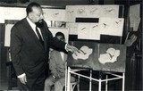 <div class=lightGallery-captions><p>Conferencia del Dr. Jimeno Vidal en 1964</p><p>Ya en los años 60 se realizaban conferencias de los últimos avances en cirugía ortopédica y traumatológica donde el profesional, en este caso el Dr. Francisco Jimeno Vidal, muestra al público las intervenciones realizadas en el paciente.</p><h4>Material cedido por 011 - MAZ</h4><span>01/06/1964</span></div>