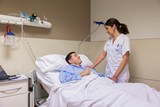 <div class=lightGallery-captions><p>Imagen del servicio de hospitalización</p><p>Nuestro personal de TCAE está atendiendo a una persona hospitalizada</p><h4>Material cedido por 072 - SOLIMAT</h4><span>29/08/2023</span></div>