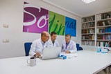 <div class=lightGallery-captions><p>Reunión de equipo médico</p><p>Reunión del equipo médico de traumatología</p><h4>Material cedido por 072 - SOLIMAT</h4><span>29/08/2023</span></div>