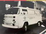 <div class=lightGallery-captions><p>Imagen de una ambulancia de Mutua Guanarteme, Canarias</p><p>Imagen de una de las ambulancias de Mutua Guanarteme a la salida de la propia Mutua, hecha durante 1960, Canarias</p><h4>Material cedido por 183 - MUTUA BALEAR</h4><span>1960</span></div>