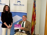 <div class=lightGallery-captions><p>La distinción fue entregada a Carmen Barber Rodríguez, Directora Gerente de Unión de Mutuas, por parte de Francisco Vañó Ferre, Patrono encargado de Relaciones Institucionales de la Fundación Bequal</p><p></p><h4>Material cedido por 267 - UNION DE MUTUAS</h4><span></span></div>